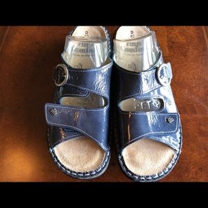 Dr. Andrew Weil Sandals  Size 9 Blue